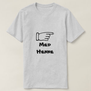 文字Med Henneが付いている指を指すこと Tシャツ