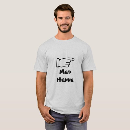 文字Med Henneが付いている指を指すこと Tシャツ (正面フル)