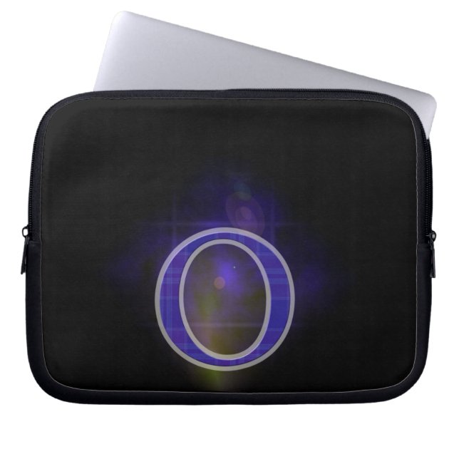 文字O ラップトップスリーブ (正面)