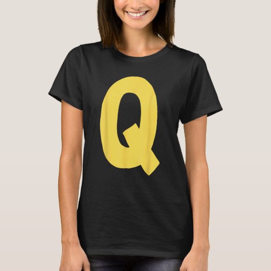 文字Qが大きく黄色はっきりしたで表示 Tシャツ (正面)