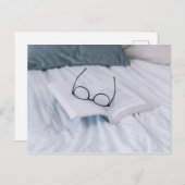 文学ベッドのミニマルで白いシートで読むこと ポストカード (正面/裏面)