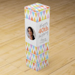 文房模様の写真名40th birthday wine box ワインギフトボックス<br><div class="desc">明るいモダン色数々のの三角形のバンティング旗スタイルワインボックス。受信者の名前、2つの写真、誕生日の年でパーソナライズ。現在読は40歳の誕生日ダーシーと彼らのヴィンテージ年を幸せに。Sarah Trettによる設計。</div>