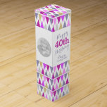文房模様の写真名40th birthday wine box ワインギフトボックス<br><div class="desc">明るいモダン色数々のの三角形のバンティング旗スタイルワインボックス。受信者の名前、2つの写真、誕生日の年でパーソナライズ。現在読は40歳の誕生日ダーシーと彼らのヴィンテージ年を幸せに。Sarah Trettによる設計。</div>