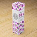 文房模様の写真名50th birthday wine box ワインギフトボックス<br><div class="desc">明るいモダン色数々のの三角形のバンティング旗スタイルワインボックス。受信者の名前、2つの写真、誕生日の年でパーソナライズ。現在読50歳の誕生日ジャネットと彼らのヴィンテージ年を幸せに。Sarah Trettによる設計。</div>