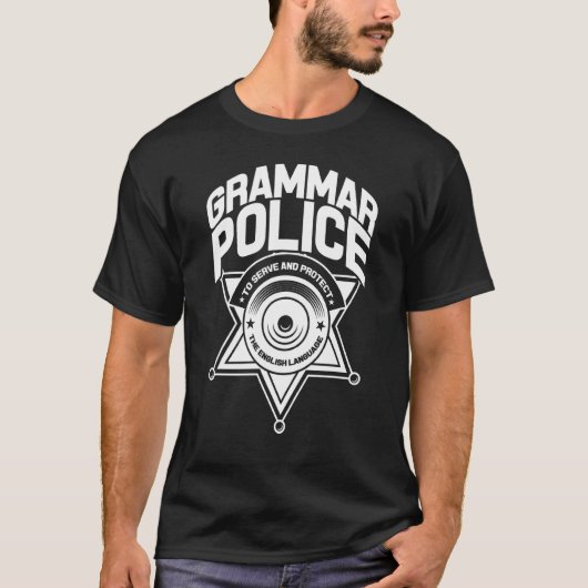 文法警察が奉仕し保護て英語ラーを使う Tシャツ (正面)