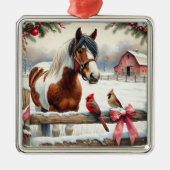 斑点のあるピント馬と深紅色クリスマス メタルオーナメント (正面)