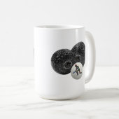 斑点のある白黒の芝生のボール コーヒーマグカップ (正面右)