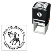 斑点の赤ちゃんキリンが葉の本を食べる 図書館の本の名前 セルフインキングスタンプ (インサイチュ)