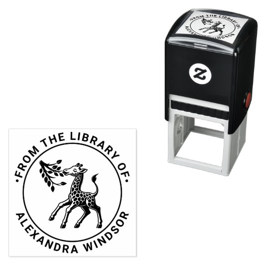 斑点の赤ちゃんキリンが葉の本を食べる 図書館の本の名前 セルフインキングスタンプ (インサイチュ)