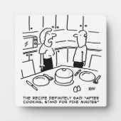 料理の手順に従ってキッチンで調理中 フォトプラーク (正面)