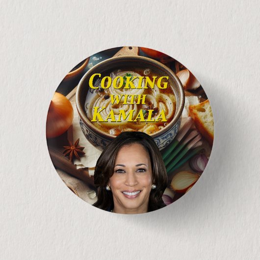 料理ウィズカマラ 缶バッジ (正面)