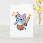 料理人としてのコックの象 ローリングピンと生地付き カード (黄色い花)