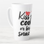 「料理人にキスを」文字デザインの引用 カフェラテマグ (左アングル)