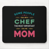 料理人の母と呼ぶ人もいる マウスパッド (正面)