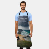 料理嵐を吹き抜けるムーディーズビーチティール（緑がかった色）海 エプロン (着用した状態)