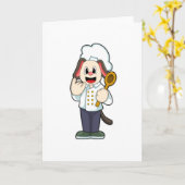 料理帽と木製スプーン、エプロンをつけた犬料理人 カード (黄色い花)