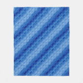 斜めのライトファンとダークブルーのファンの形状 フリースブランケット (正面)