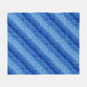 斜めのライトファンとダークブルーのファンの形状 フリースブランケット (正面(横))