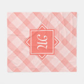 斜めモノグラムを備えたシックなモダンコーラルプレイド フリースブランケット (正面(横))