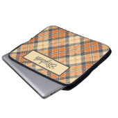 斜め格子縞 – オレンジ、ブラックピーチパーソナライズされた- ラップトップスリーブ (正面下部)