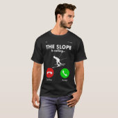 斜面がスキー スキー スキーヤー 面白いことを呼んでいる Tシャツ (正面フル)