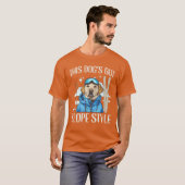 斜面スタイルがクールなスキー犬のレトロなフレーズ Tシャツ (正面フル)