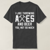 斧おもしろい投げとビール飲みA軸が好き Tシャツ (デザイン正面)