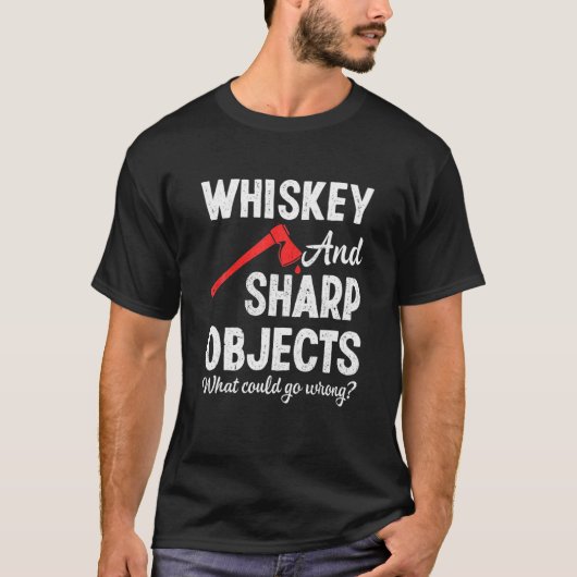 斧がワインのシャープなオブジェクトを投げるLumberjack Tシャツ (正面)