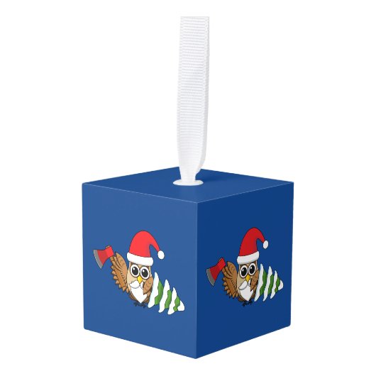 斧と雪の松の木のクリスマスフクロウ キューブオーナメント (正面アングル)