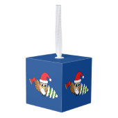 斧と雪の松の木のクリスマスフクロウ キューブオーナメント (裏面アングル)