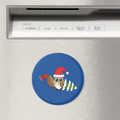 斧と雪の松の木のクリスマスフクロウ マグネット (インサイチュ (食洗機))