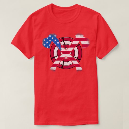 斧の振り下げ器を投げるアメリカおもしろい国旗 Tシャツ (デザイン正面)