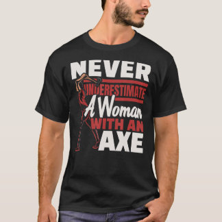 斧を振り回した女性を決して過小評価しない Tシャツ
