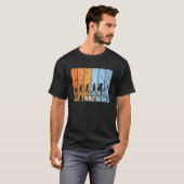斧投げの進化 レトロなたき割り Tシャツ (正面フル)