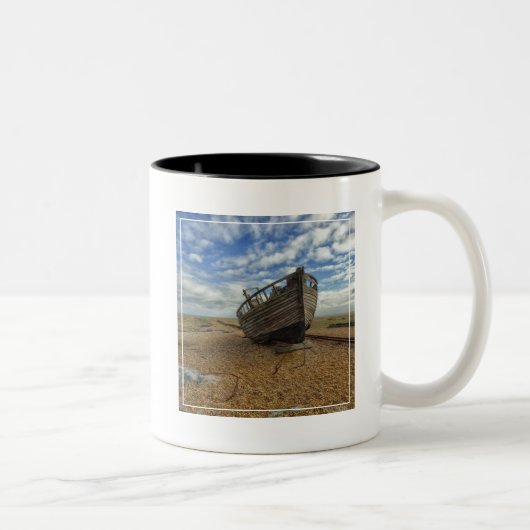 断念された木の漁船| Dungeness ツートーンマグカップ (右)