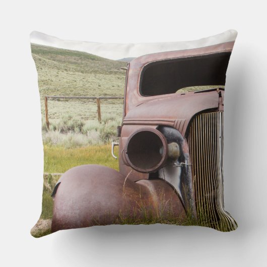 断念された終わりBodieのゴーストタウンは車の錆つきました クッション (裏面)