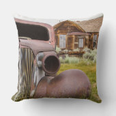 断念された終わりBodieのゴーストタウンは車の錆つきました クッション (正面)