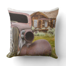 断念された終わりBodieのゴーストタウンは車の錆つきました