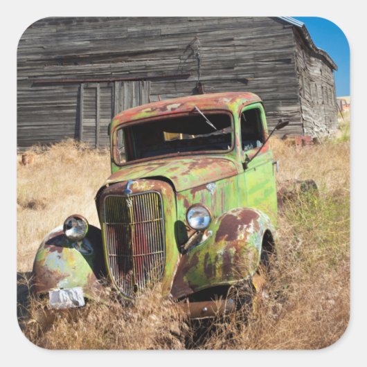 断念された農場の前の錆つく車 スクエアシール (正面)