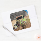 断念された農場の前の錆つく車 スクエアシール (封筒)