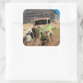 断念された農場の前の錆つく車 スクエアシール (バッグ)