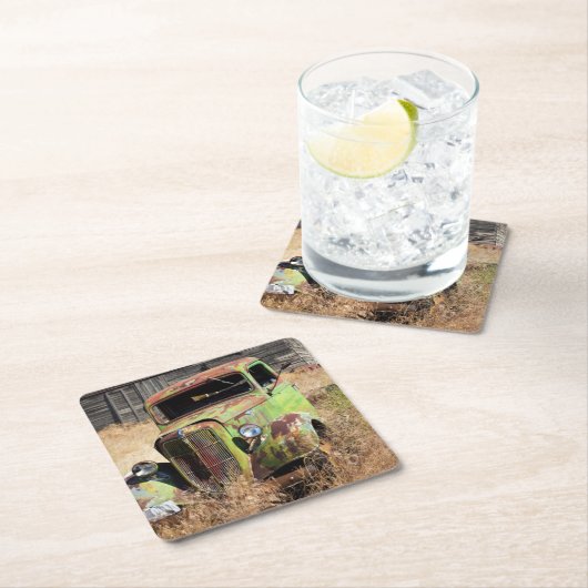断念された農場の前の錆つく車 スクエアペーパーコースター (インサイチュ)