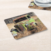 断念された農場の前の錆つく車 スクエアペーパーコースター (アングル)