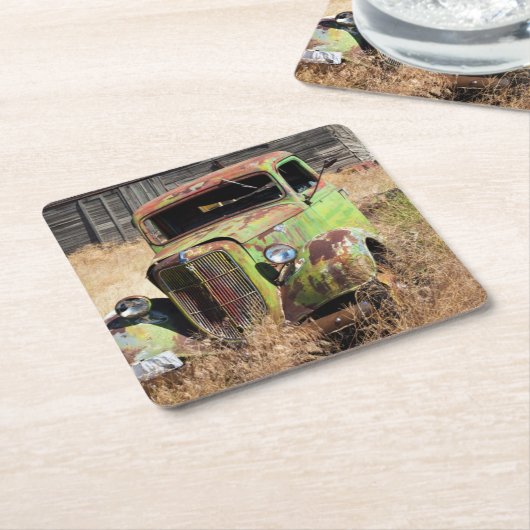 断念された農場の前の錆つく車 スクエアペーパーコースター (アングル)