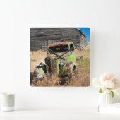 断念された農場の前の錆つく車 スクエア壁時計 (ホーム)