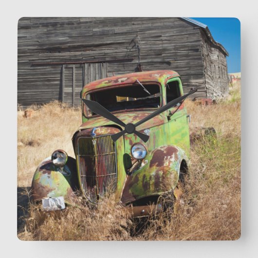 断念された農場の前の錆つく車 スクエア壁時計 (正面)