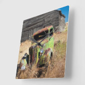 断念された農場の前の錆つく車 スクエア壁時計 (傾斜)