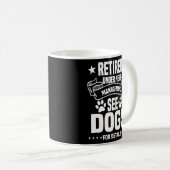 新おもしろい管退職した理犬の犬のオーナー コーヒーマグカップ (正面右)