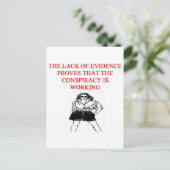 新しいおもしろいアフジョークの陰謀説 ポストカード (スタンド正面)