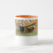 新しいおりのコーヒー・マグの幸せで若い雌鶏 マグカップ (中央)